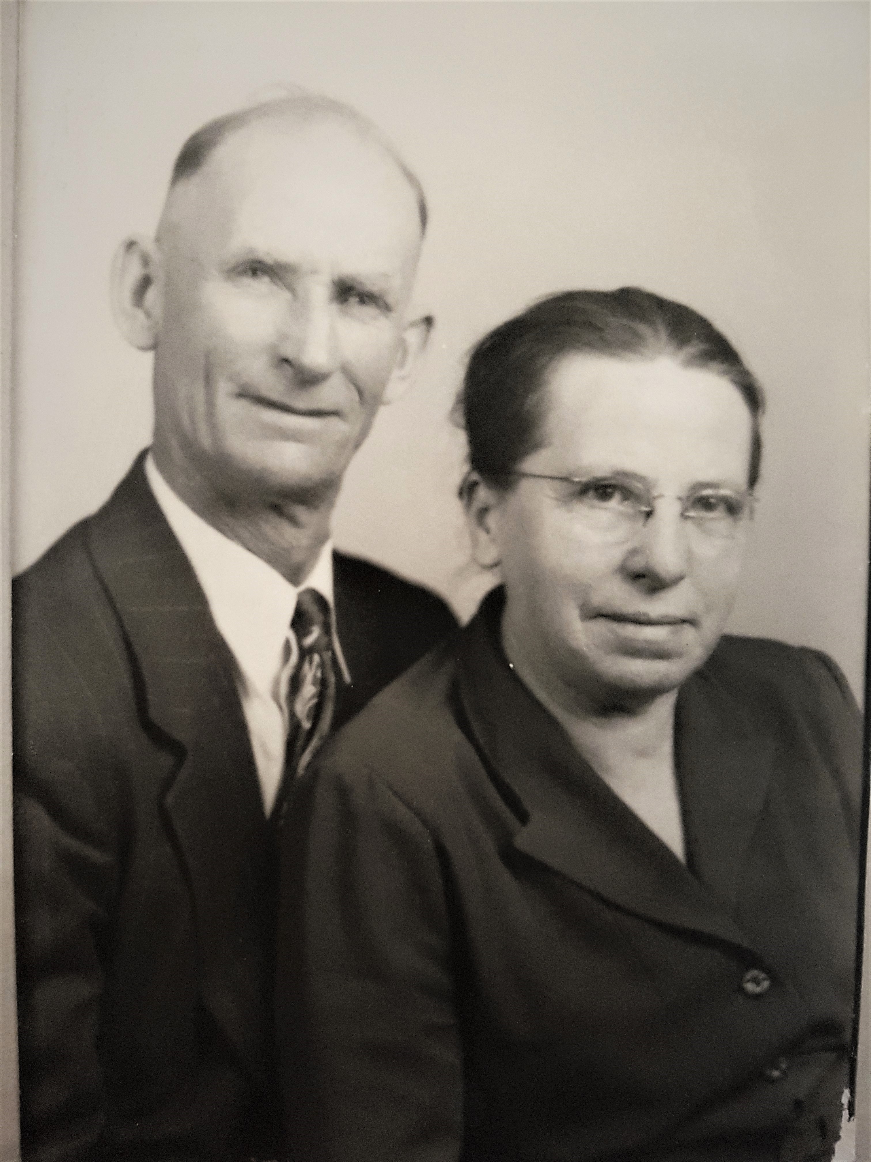 pictures/CECILIA & WILLIAM HUTCHISON/Couples/1.2 WILLIE & CECELIA HUTCHISON.jpg